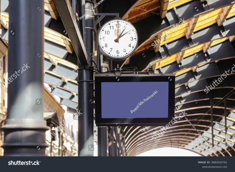 Comment Suivre En Direct Le Statut Et Les Retards Des Trains 10 horloges numeriques et panneau daffichage gare