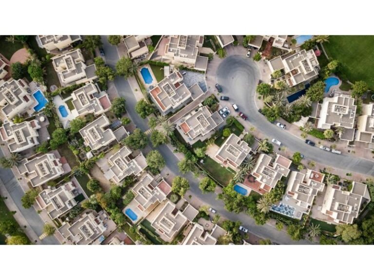 investisseur examinant plan immobilier moderne