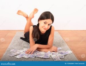 jeune adolescent souriant devant une banque moderne