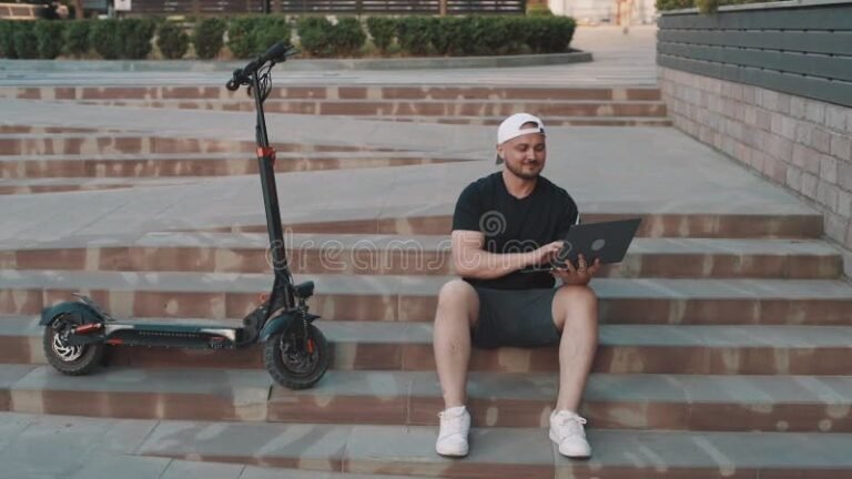 jeune adulte conduisant une trottinette electrique