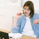 jeune-etudiant-consultant-ses-finances-sur-ordinateur