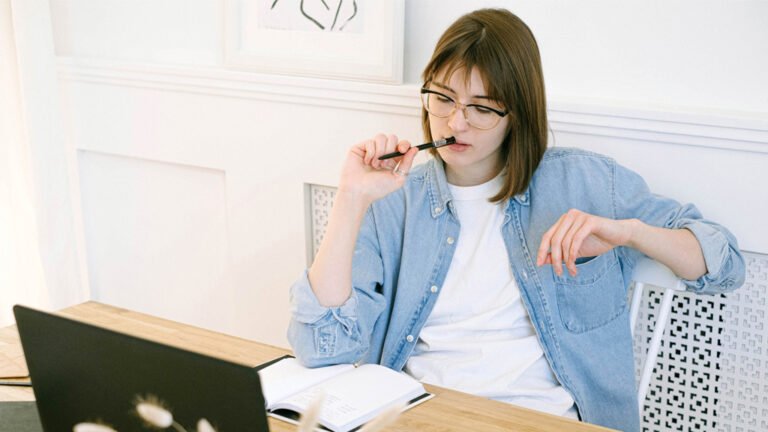 jeune etudiant consultant ses finances sur ordinateur