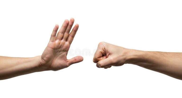 main arretant des billets dans des mains tendues