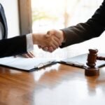 main-serrant-une-autre-main-avec-documents-legaux