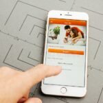 Hello Bank Quelle Banque En Ligne Est La Plus Fiable Pour Votre Argent main-tenant-un-smartphone-avec-application-bancaire-ouverte