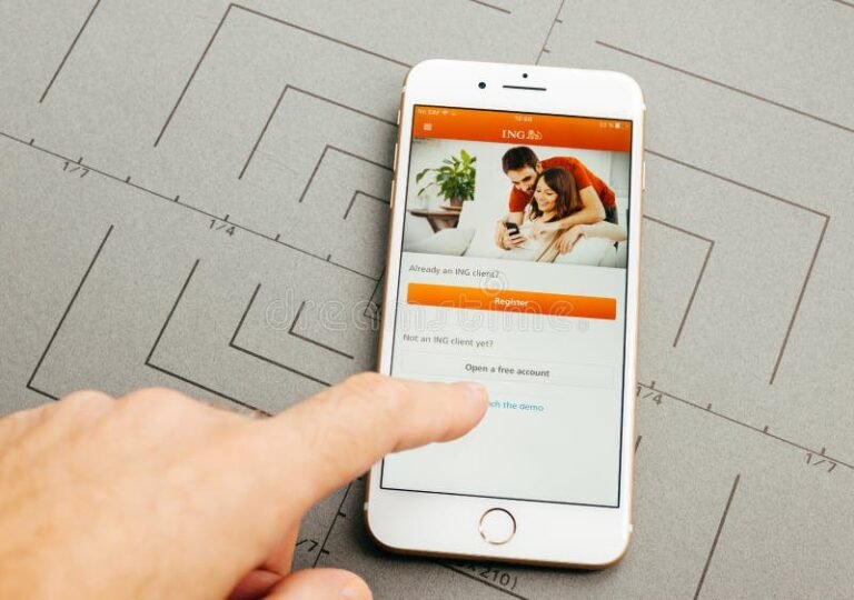 main tenant un smartphone avec application bancaire ouverte