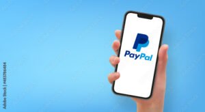 main tenant un smartphone avec logo paypal