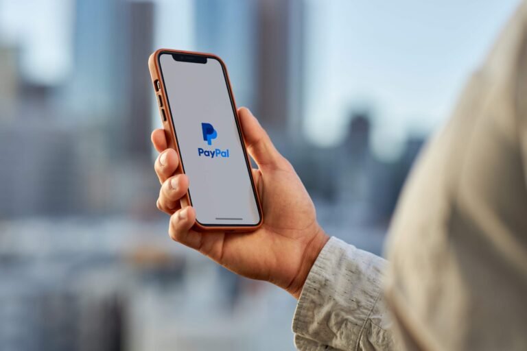 main tenant un smartphone avec logo paypal actif