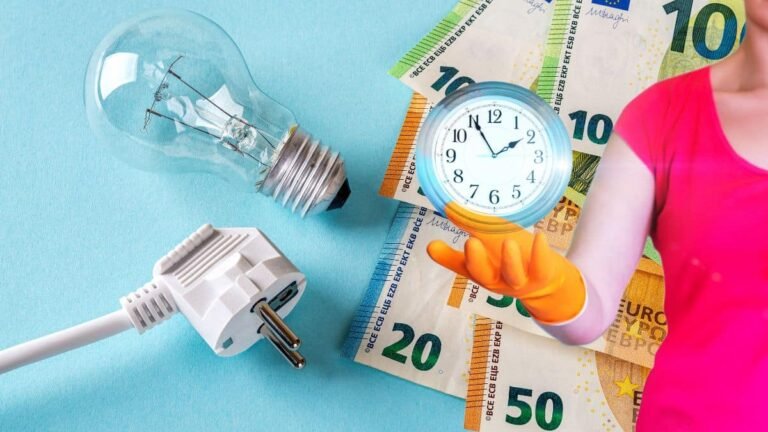 main tenant une facture edf avec logo caf