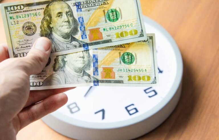 main tenant une horloge et billets dargent