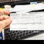 main-verifiant-une-fiche-de-paie-detaillee