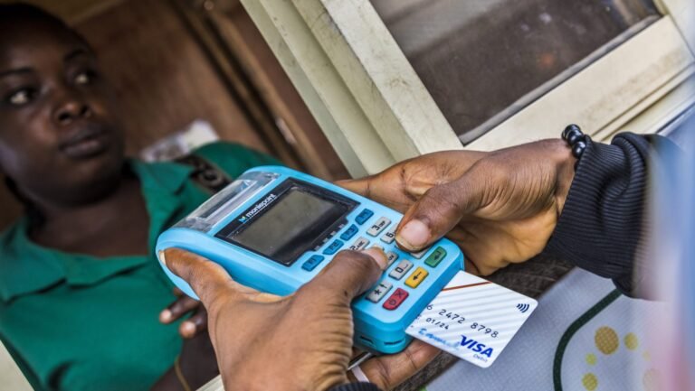 mains reunies autour dune tirelire digitale