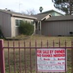 Comment Expulser Un Occupant Sans Droit Ni Titre Selon La Loi maison-avec-porte-barree-et-pancarte-expulsee