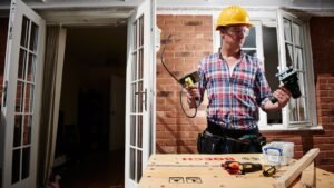 maison en renovation avec outils de bricolage