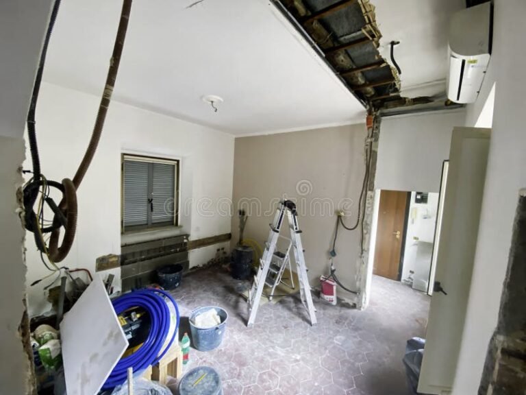 maison en renovation avec outils de construction