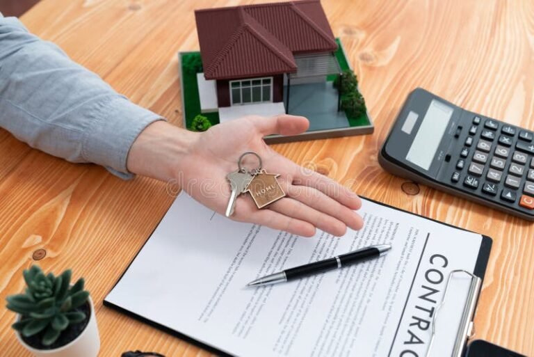 maison entouree de documents juridiques et cles