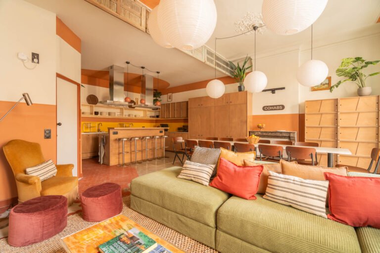 Quelles Conditions Pour Bénéficier De L’Exonération De Taxe D’Habitation Pour Un Meublé De Tourisme 2 maison meublee moderne avec valises ouvertes