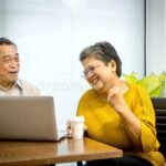 personne-agee-travaillant-joyeusement-au-bureau