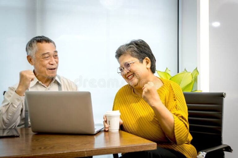 personne agee travaillant joyeusement au bureau