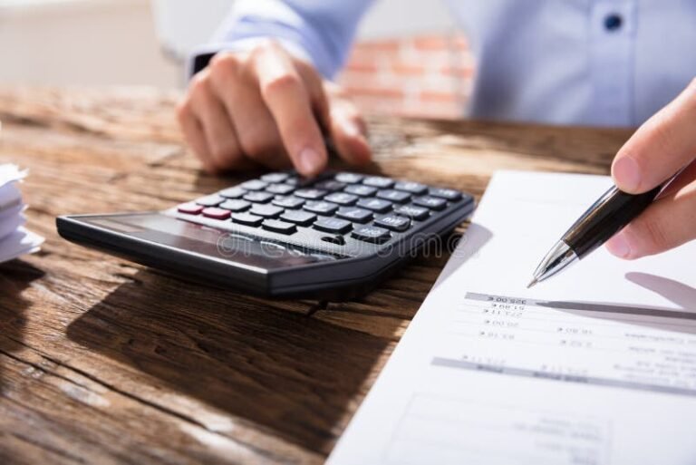 personne calculant ses finances avec calculatrice