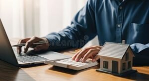 personne calculant son pret immobilier sur ordinateur