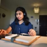 personne-comparant-offres-bancaires-sur-ordinateur