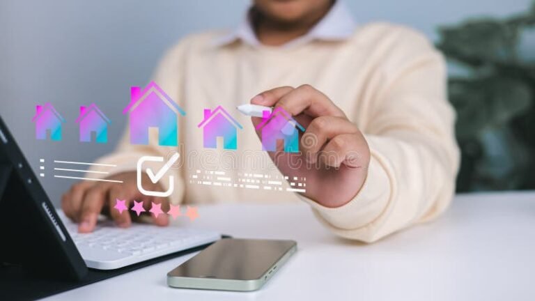 personne comparant offres immobilieres sur tablette