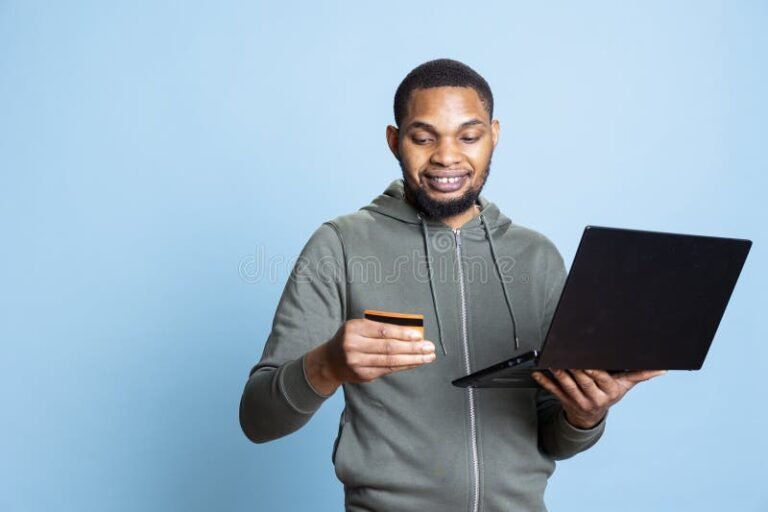 Comment Acheter Seule Sans Apport : Est-Ce Réellement Possible 25 personne confiante faisant des achats en ligne