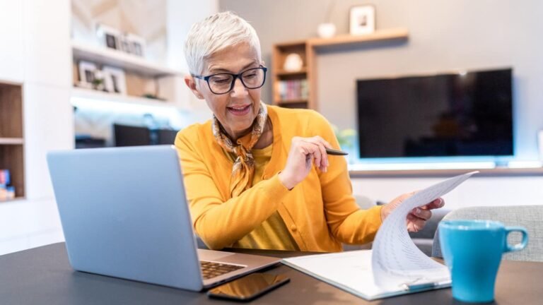 personne consultant dossier retraite sur ordinateur