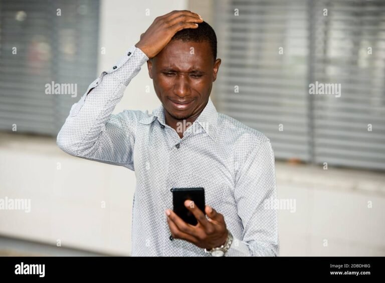 personne decue regardant un telephone portable