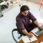 Comment obtenir un prêt CAF pour l’Allocation aux Adultes Handicapés personne-en-situation-de-handicap-recevant-conseils-bancaires