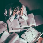 Ma Prime Renov : Pourquoi Le Parcours Du Combattant Pour Les Dossiers personne-examinant-des-papiers-bureaucratiques-frustree