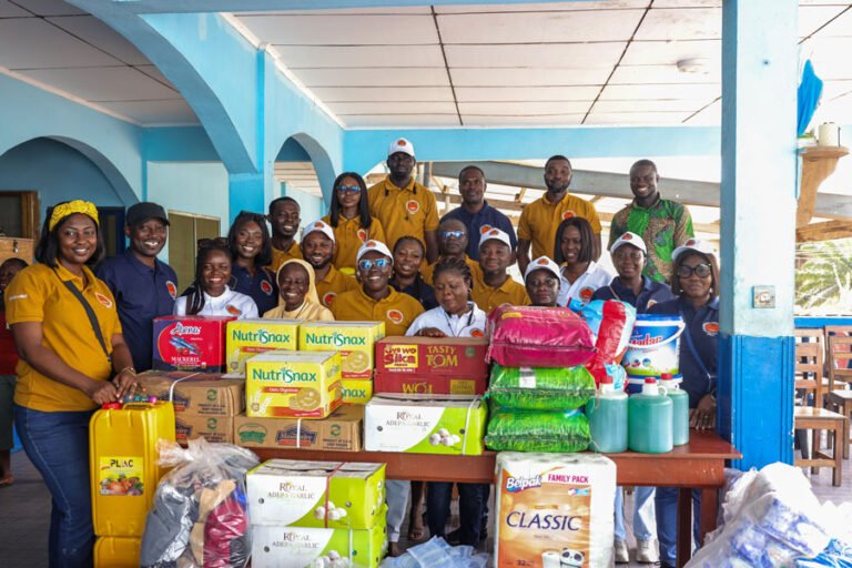 Comment Le Don Aux Restos Du Coeur Est-il Pris En Compte Sur Les Impôts 29 personne faisant un don genereux a une association