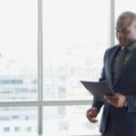 Comment ouvrir un Plan Épargne Action pour optimiser ses investissements personne-ouvrant-un-dossier-dinvestissement-financier