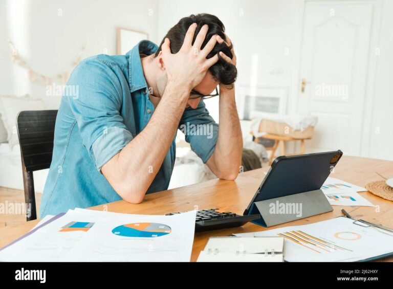 personne preoccupee regardant ses finances a domicile