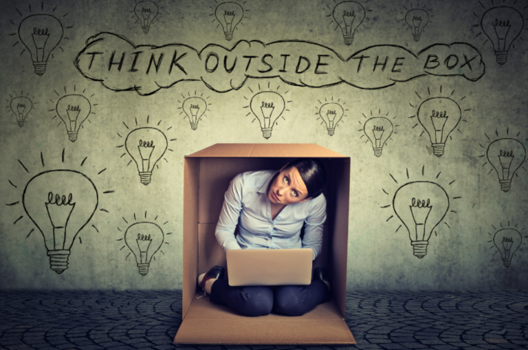 personne reflechissant avec plusieurs polices assurance vie