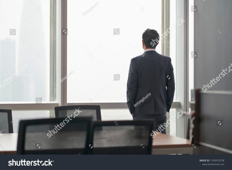 Comment Réussir Sa Transition Lorsque Je Ne Veux Plus Travailler En Banque 44 personne reflechissant devant un bureau ferme