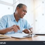 Comment Calculer Ses Indemnités Chômage Selon Sa Situation Personnelle personne-reflechissant-face-a-documents-financiers