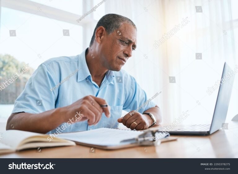 personne reflechissant face a documents financiers