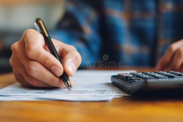 personne remplissant declaration impots avec calculatrice