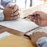 personne-signant-contrat-assurance-pret-immobilier