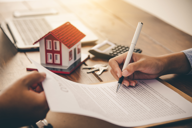 personne signant contrat pret immobilier moderne