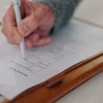 Comment Obtenir un Prêt Pas Avec APL Pour Financer Mon Logement personne-signant-contrat-pret-logement-moderne