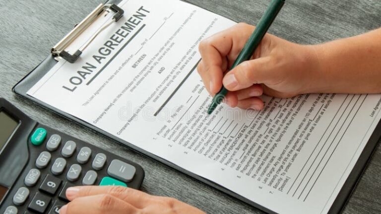 personne signant un contrat dassurance emprunteur