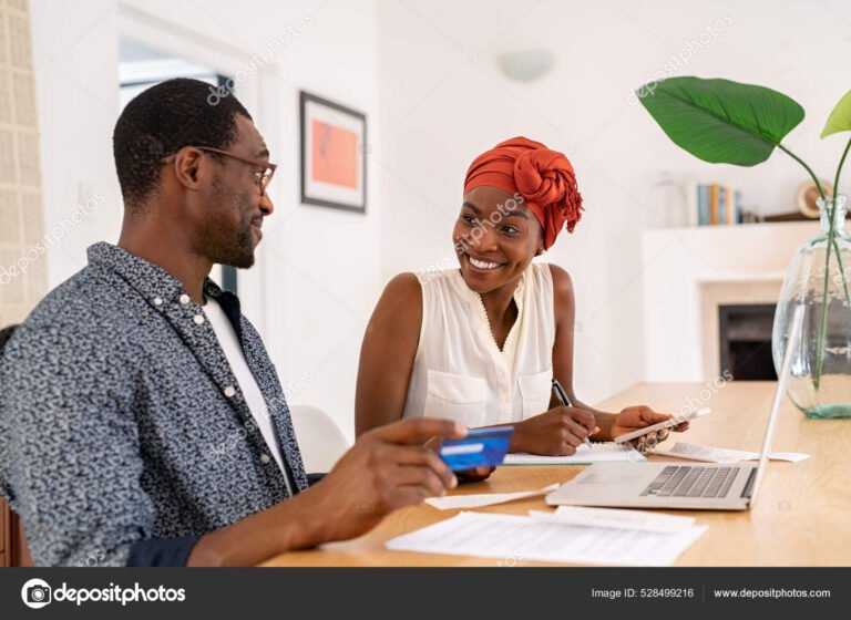 personne souriante gerant son budget a domicile