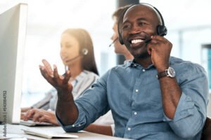 personne souriante parlant au service client telephonique