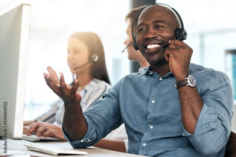 Comment Contacter Le Service Client Total Énergie Gaz Facilement 2 personne souriante parlant au service client telephonique