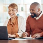 Quand ouvrir un PER pour optimiser sa retraite et ses économies personne-souriante-planifiant-finances-retraite-chez-soi