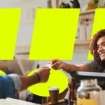 Comment obtenir des tickets restaurant via la CAF facilement personne-souriante-recevant-ticket-restaurant