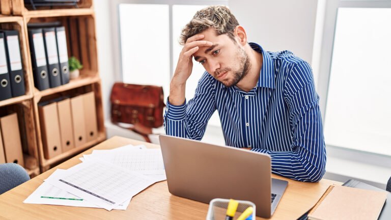 Comment Réclamer Ses Congés Payés Pendant Un Arrêt Maladie 2 personne stressee lisant documents conges maladie